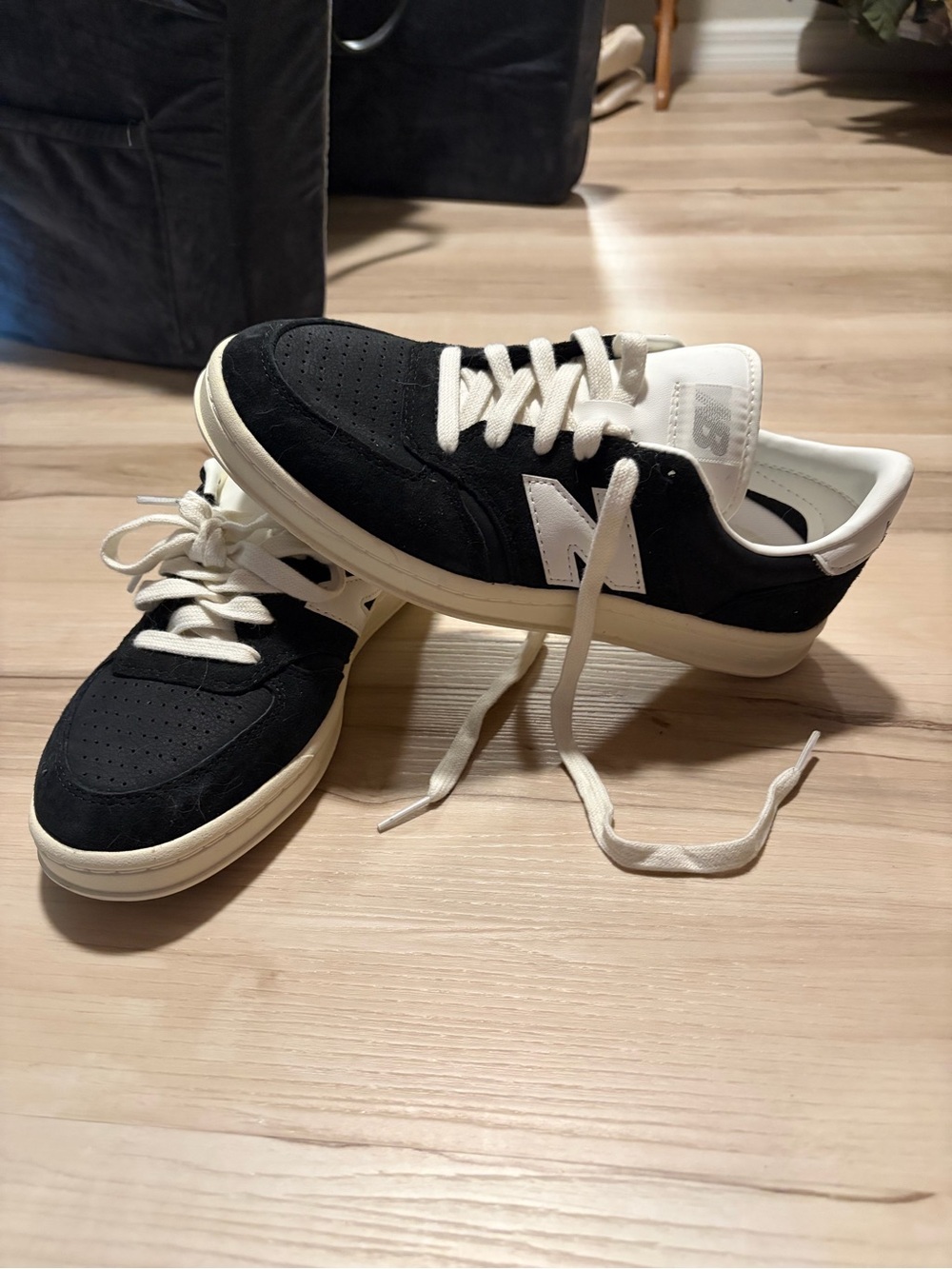 New Balance Men's Black and White Low-Top Suede Sneakers